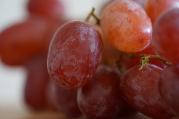 rote Weintrauben-Nahaufnahme und auf einem Küchenbrett