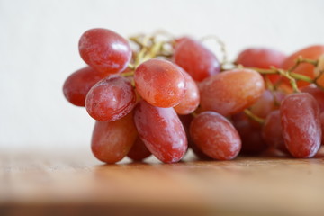 rote Weintrauben-Nahaufnahme und auf einem Küchenbrett