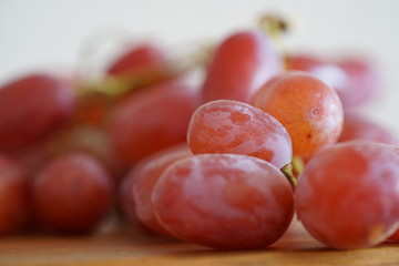 rote Weintrauben-Nahaufnahme und auf einem Küchenbrett