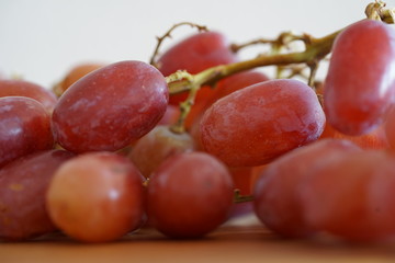 rote Weintrauben-Nahaufnahme und auf einem Küchenbrett