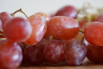 rote Weintrauben-Nahaufnahme und auf einem Küchenbrett