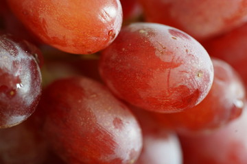 rote Weintrauben-Nahaufnahme und auf einem Küchenbrett