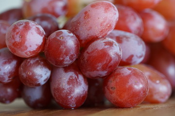 rote Weintrauben-Nahaufnahme und auf einem Küchenbrett