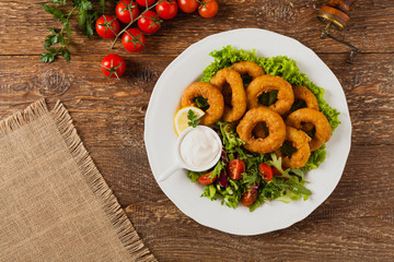 Roasted squid rings with salad.