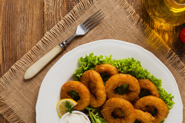 Roasted squid rings with salad.