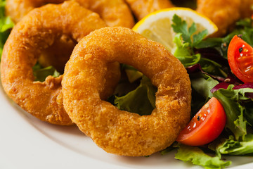 Roasted squid rings with salad.
