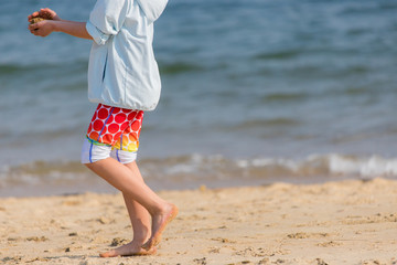海水浴場で砂遊びをしている可愛い子供