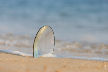 砂浜にある一枚の凸レンズの風景