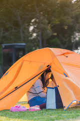公園でテントを張って遊んでいる子供