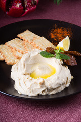 Hummus with lemon and crackers