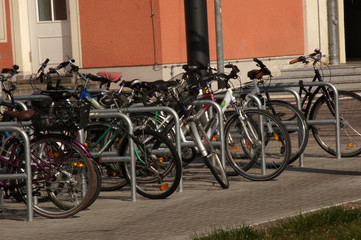 Fahrräder parken in der Stadt 