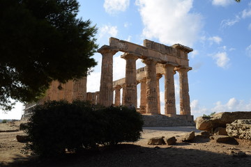 Fototapeta premium ruins of ancient temple in sicily