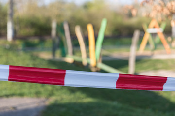 Absperrband an Kinderspielplatz, Kontaktverbot