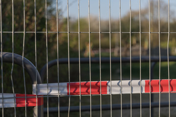 Kinderspielplatz mit Zaun und Absperrband gesperrt