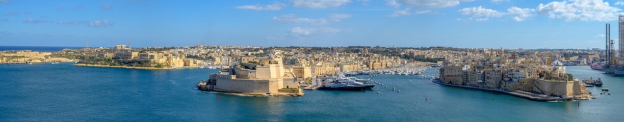 Fototapeta na wymiar Panoramic view of the 3 cities in Malta.The 3 cities are Vittoriosa, Senglea and Cospicua