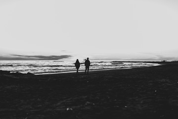 Fototapeta na wymiar Una coppia che passeggia al tramonto, Latina, Italia