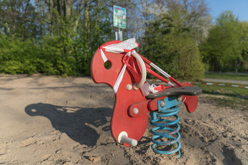 Absperrband um Spielgerät, geschlossener Kinderspielplatz