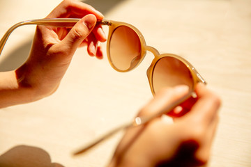 手に持ったサングラス　夕日　きれいな影