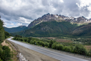 Vista de ruta atravesando camino de montañas 