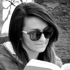 Giovane donna che legge un bel libero - relax