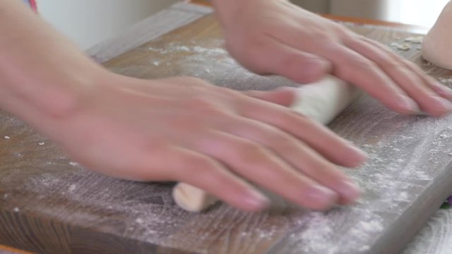 Knead the dough with your hands. Cut the dough out of flour with a knife. Sculpt dumplings.