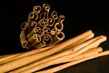 Stecche di cannella su fondo nero