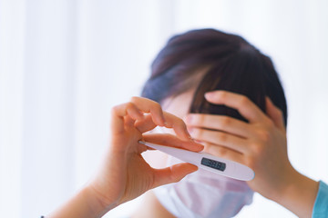 体温計　マスク　発熱　病気　感染　症状　検温　体温　健康　ウィルス　風邪　コロナウィルス　インフル