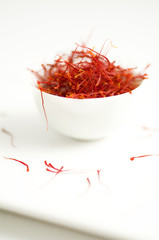 Naklejka premium Zafferano di Sardegna in stimmi in una ciotola bianca