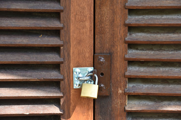 cadenas fermé porte volet securité