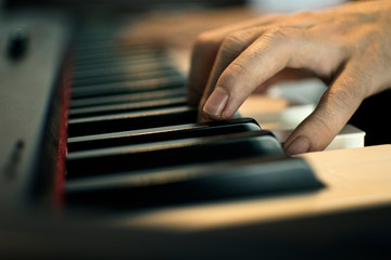 Fototapeta na wymiar pianista tocando teclas de piano