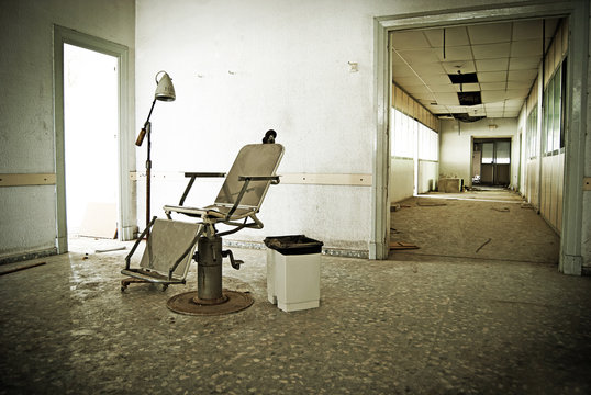 viejo sillón de hospital abandonado