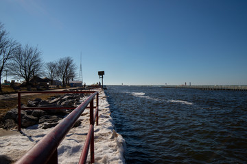 Obraz premium A riverside trail in park at South Haven Lake Michigan