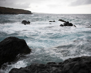 Obraz premium waves crashing on rocks