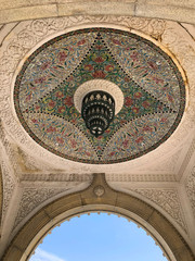 タイルモザイクで飾られた天井