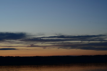 Fototapeta na wymiar Beautiful sunset reflected in the lake.