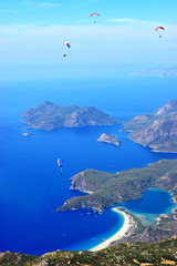 widok z lotu ptaka na plaże i błękitną lagunę  Oludenize w Turcji