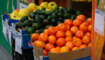 Fruta en tienda de mercado con los precios