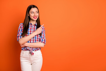 Portrait of positive cheerful girl point index finger copyspace indicate, ads promotion, recommend...