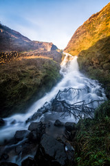 Chute d'eau s'écoulant vers la mer