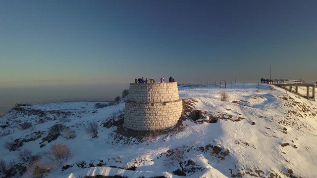 Ripresa da Drone di sorvolo torre della prima guerra mondiale a Cima Grappa, Italia