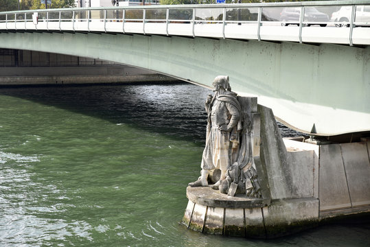 Le Zouave sur la Seine &agrave; Paris, France