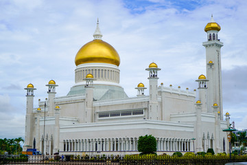 Fototapeta na wymiar Omar Ali Saifuddien Mosque, Bandar Seri Begawan: on of the most famous Islamic tourist attraction in Asia Pacific