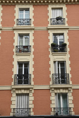Fototapeta na wymiar Immeuble brique et pierre à Paris, France