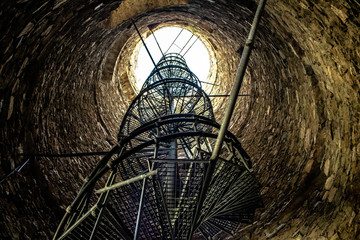 Tour médiéval avec escalier en colimaçon