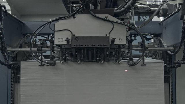 M&aacute;quina para acrt&oacute;n funcionando de forma repetitiva  r