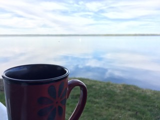 Obraz premium Morning coffee at the lake