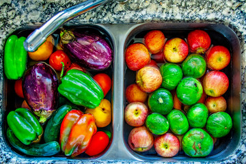 Washing and cleaning vegetables in water and chlorine
