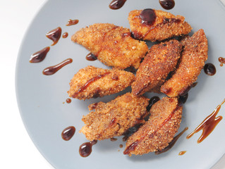 Chicken nuggets in blue plate.