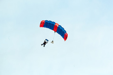 Fallschirmspringer am Himmel