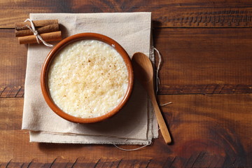 Arroz con leche muy cremoso con un toque de limón y canela. Postre de dieta mediterránea.